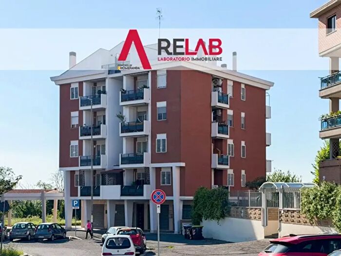 Appartamento quadrilocale in vendita in Via Gaverina, Roma