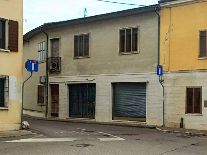 Appartamento con 6 locali in vendita in Marmirolo