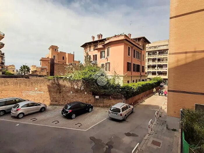 Appartamento trilocale in vendita in Via Aldobrandini, Roma