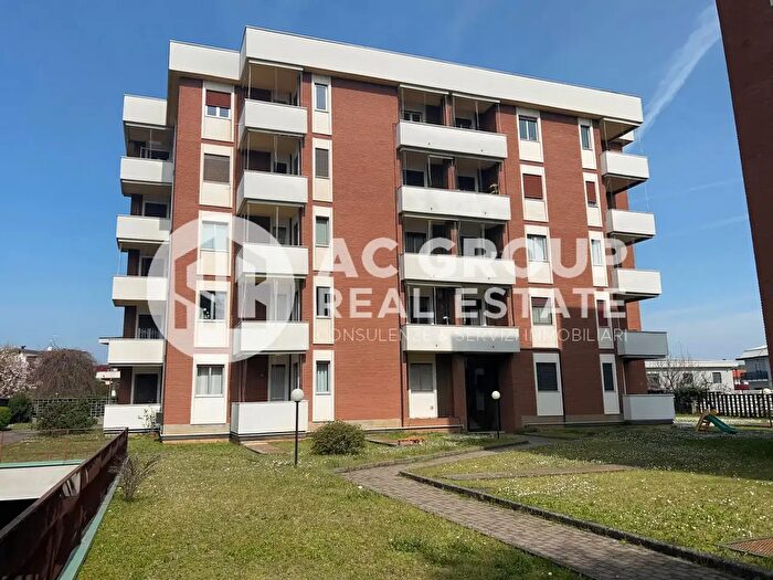 Appartamento trilocale in vendita in Via Camillo Benso Conte di Cavour, Rovello Porro