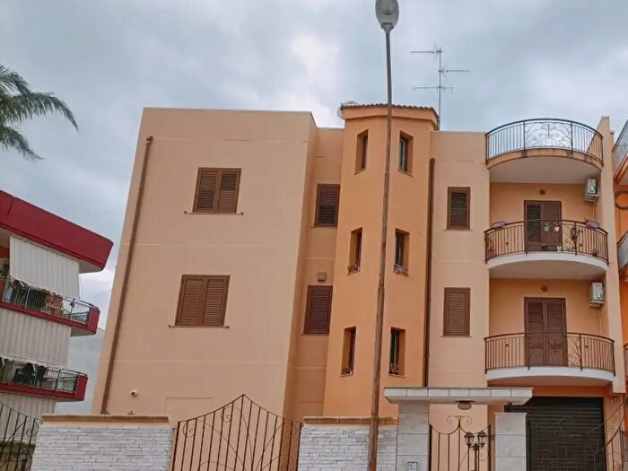 Casa con 12 locali in vendita in Floridia