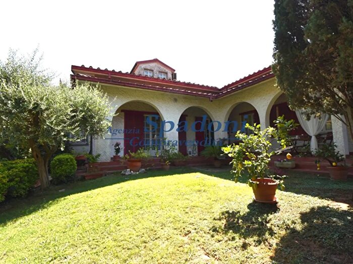 Casa con 15 locali in vendita in Massa E Cozzile