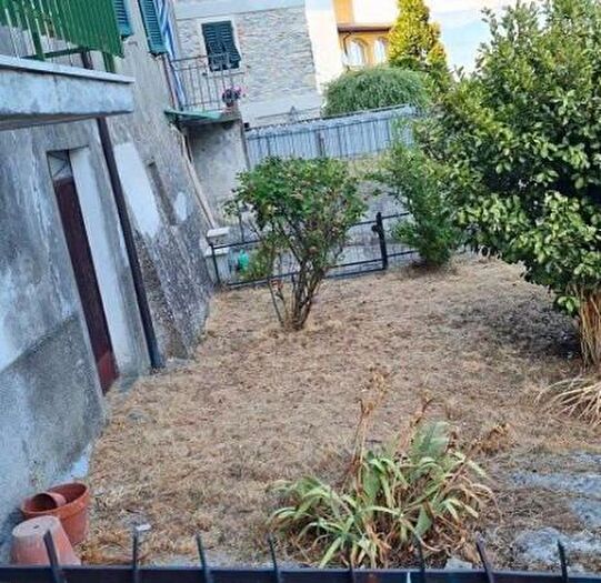 Casa con 5 locali in vendita in Molazzana