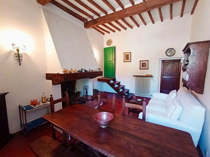Casa con 6 locali in vendita in Lucignano