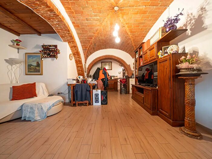 Appartamento con 5 locali in vendita in Via Val di Cecina, Cecina