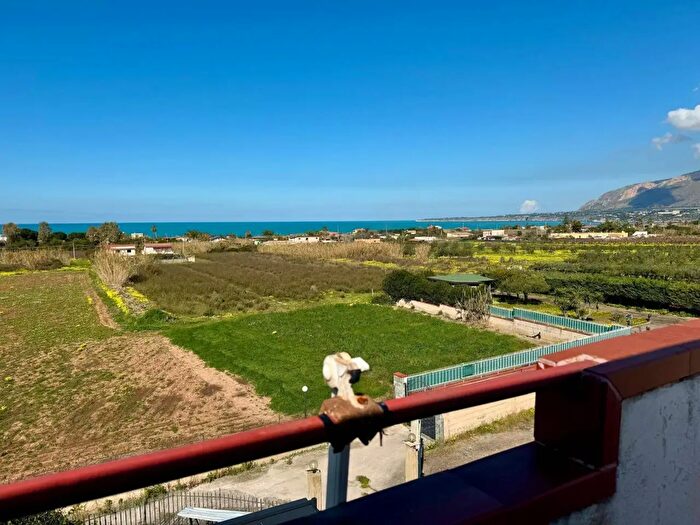 Appartamento trilocale in vendita in Via Riccardo Guastella, Trappeto