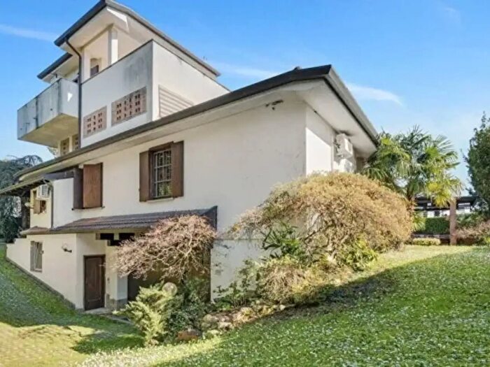 Casa con 6 locali in vendita in Via Giacomo Leopardi, Lesmo
