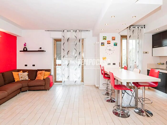 Appartamento trilocale in vendita in Via Abelardo Pecorini, Milano