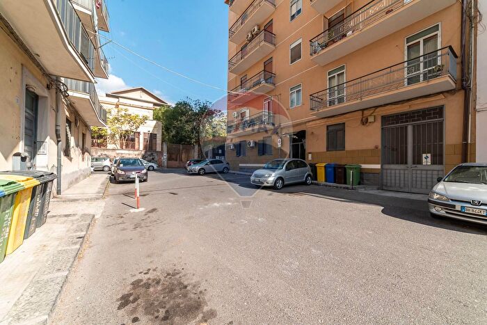 Appartamento trilocale in vendita in Via Fassari, Catania