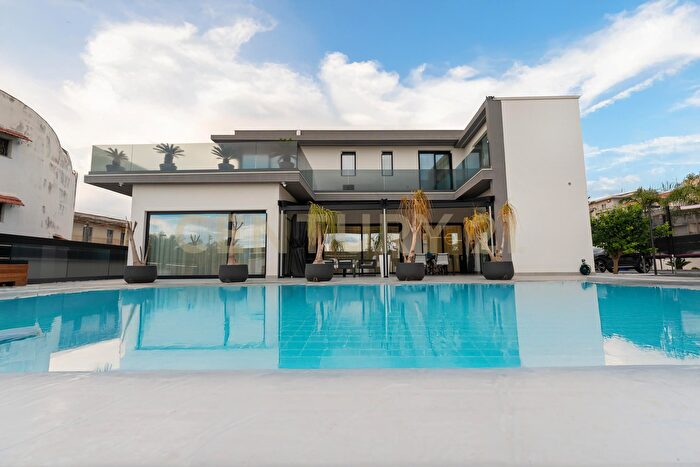 Casa con 7 locali in vendita in Via Sant Andrea, Catania