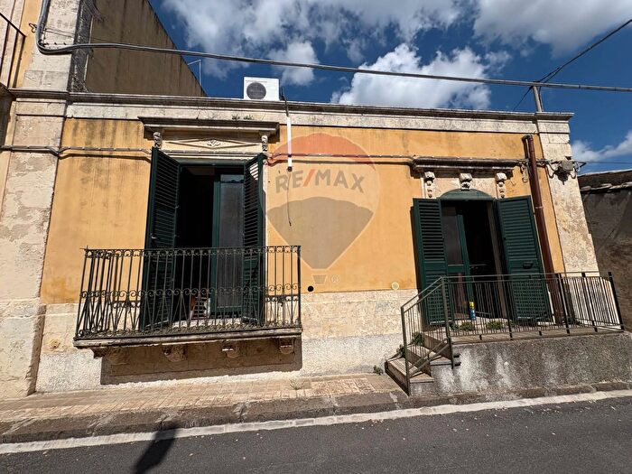 Casa trilocale in vendita in Via Roma, Cassaro