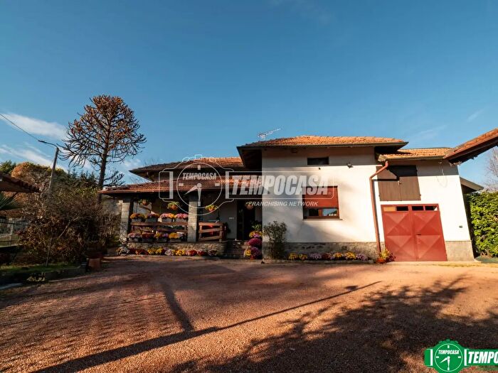 Casa quadrilocale in vendita in Via Oleggio Castello, Paruzzaro
