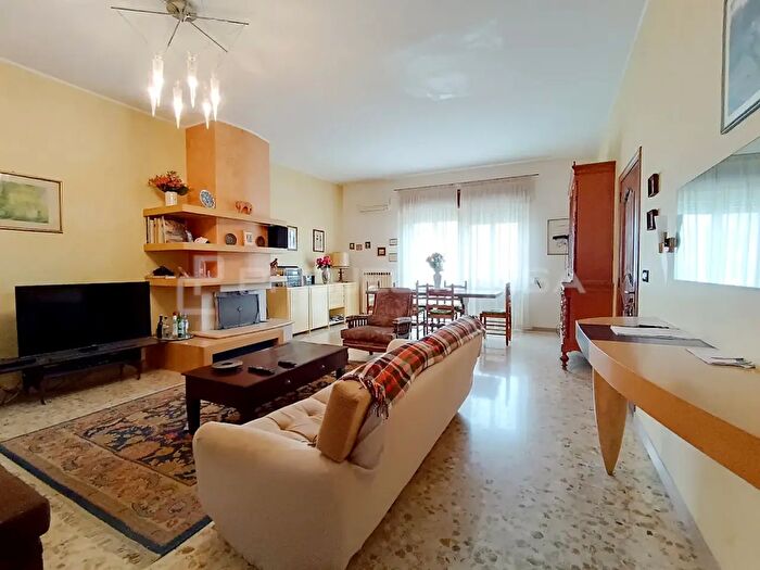 Appartamento con 9 locali in vendita in Via a Pisino, Maglie