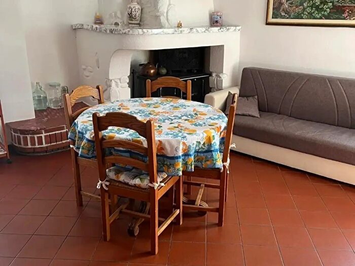 Casa con 9 locali in vendita in Massa