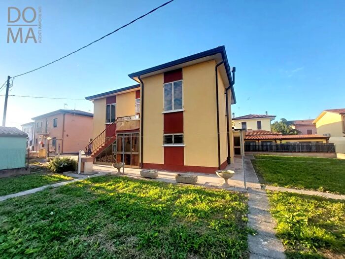 Casa con 5 locali in vendita in Adria