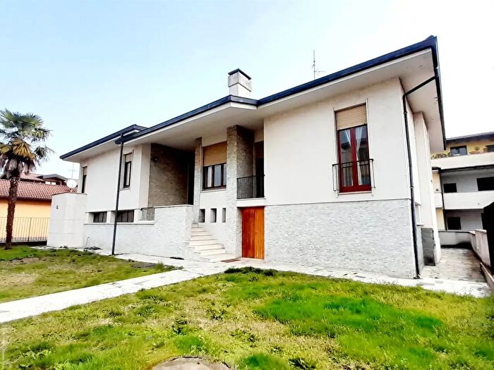 Casa con 5 locali in vendita in Vigevano