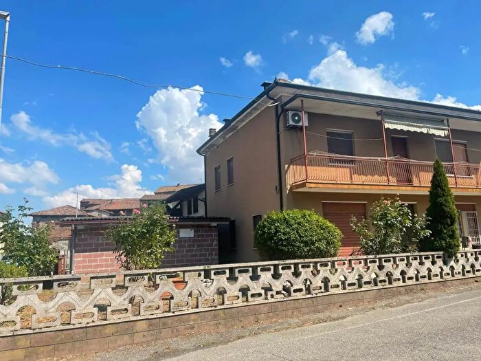 Casa con 7 locali in vendita in Calendasco