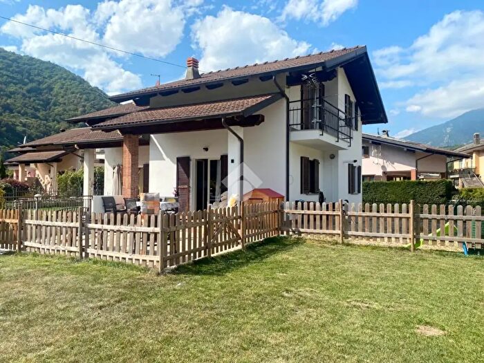 Casa quadrilocale in vendita in Via XXV Aprile, Inverso Pinasca