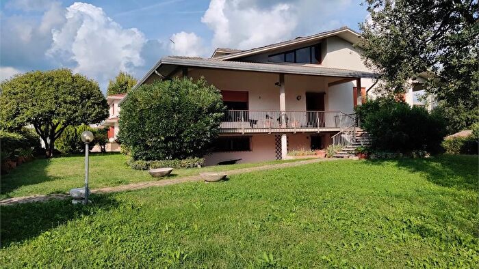 Casa con 10 locali in vendita in Montebelluna Mercato Vecchio Vicolo dei Balestrieri, Montebelluna