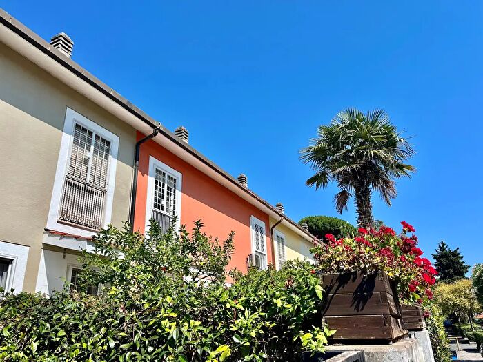 Casa quadrilocale in vendita in Via Ferecrate, Roma