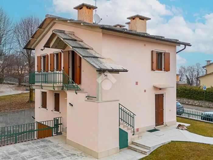 Casa trilocale in vendita in Via Carlo Ederle, Bosco Chiesanuova