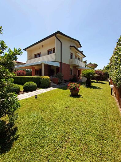 Casa con 10 locali in vendita in Via B Croce, Forte Dei Marmi