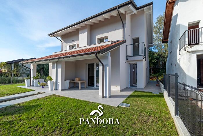 Casa quadrilocale in vendita in Via Ticino, Gallarate