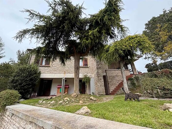 Casa con 9 locali in vendita in San Severino Marche