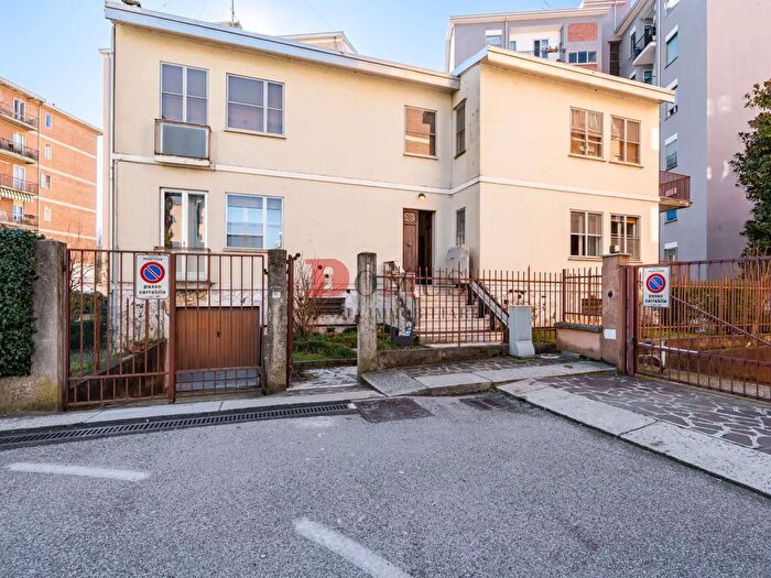 Casa quadrilocale in vendita in Viale Bligny, Mantova