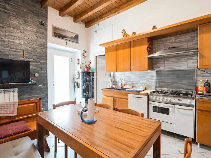 Casa quadrilocale in vendita in Via Gabrio Piola, Giussano