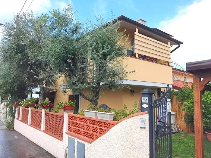 Casa con 6 locali in vendita in Montignoso