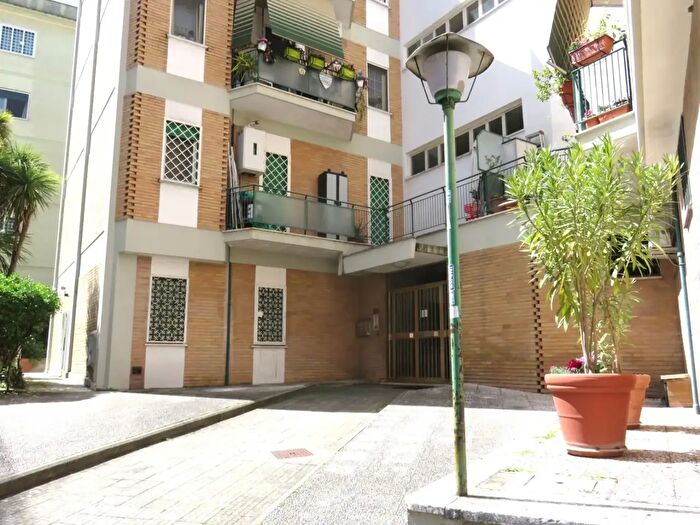 Appartamento trilocale in vendita in Via Concerviano, Roma