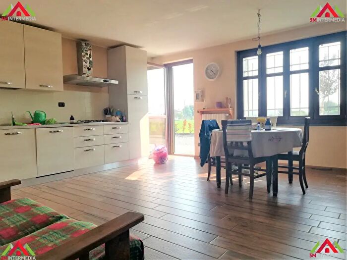 Casa con 6 locali in vendita in Solero