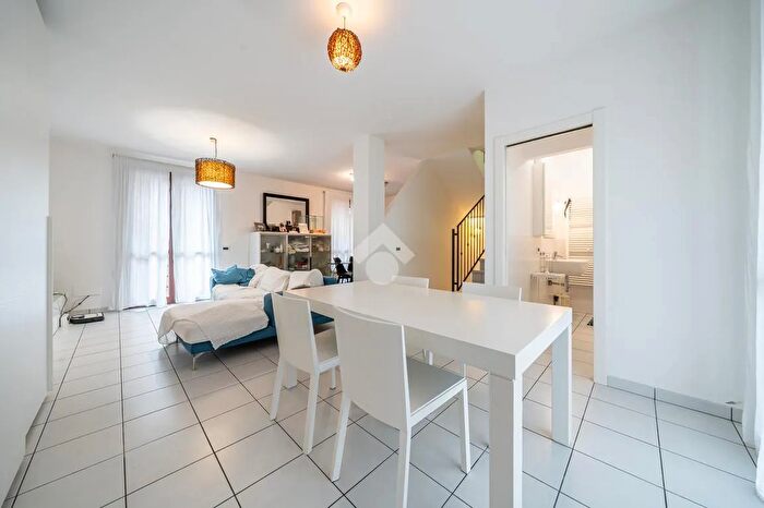 Casa con 6 locali in vendita in Via Cesare Pavese, Quattro Castella