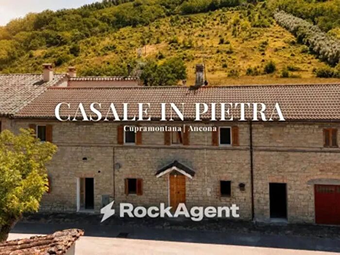 Casa con 6 locali in vendita in Via Santa Maria, Cupramontana