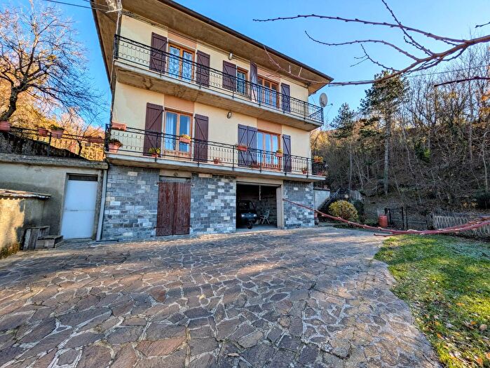 Casa con 8 locali in vendita in Rocchetta Di Vara