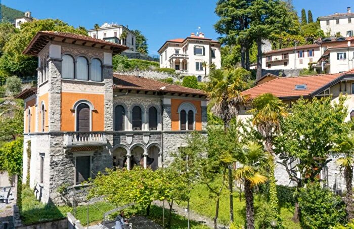 Casa con 10 locali in vendita in Menaggio