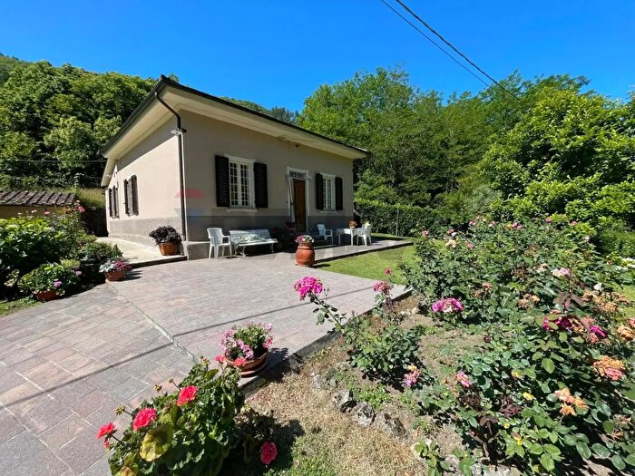 Casa con 6 locali in vendita in Bagni Di Lucca