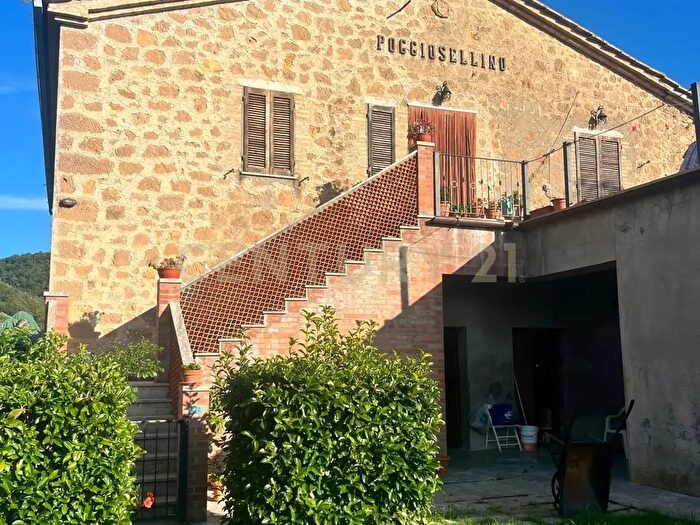 Casa con 8 locali in vendita in Località Podere Poggio Sellino Snc, Semproniano