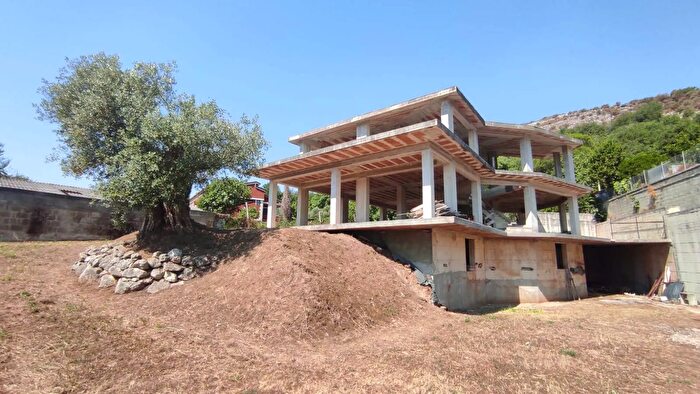 Casa con 10 locali in vendita in Via Botteghe Snc, Castel Morrone