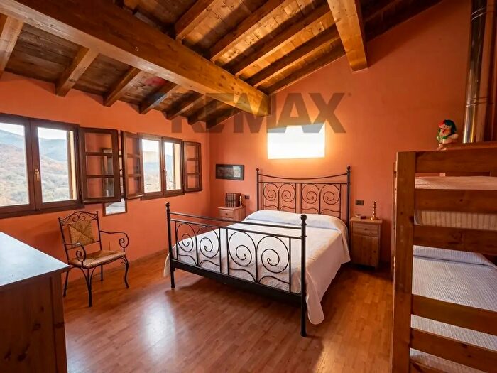 Casa quadrilocale in vendita in Bagni Di Lucca