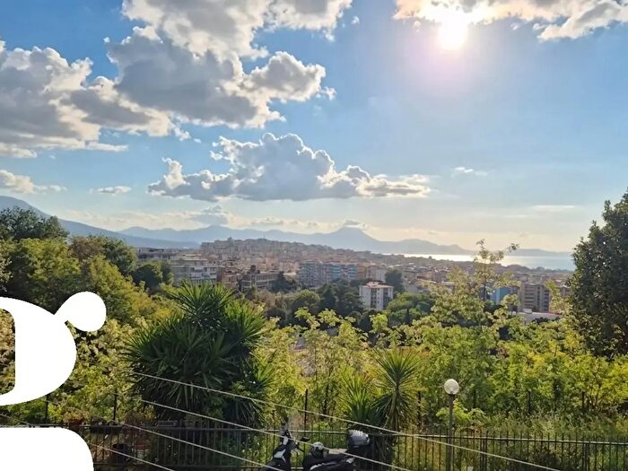 Appartamento quadrilocale in affitto in Via Camaldolilli, Napoli