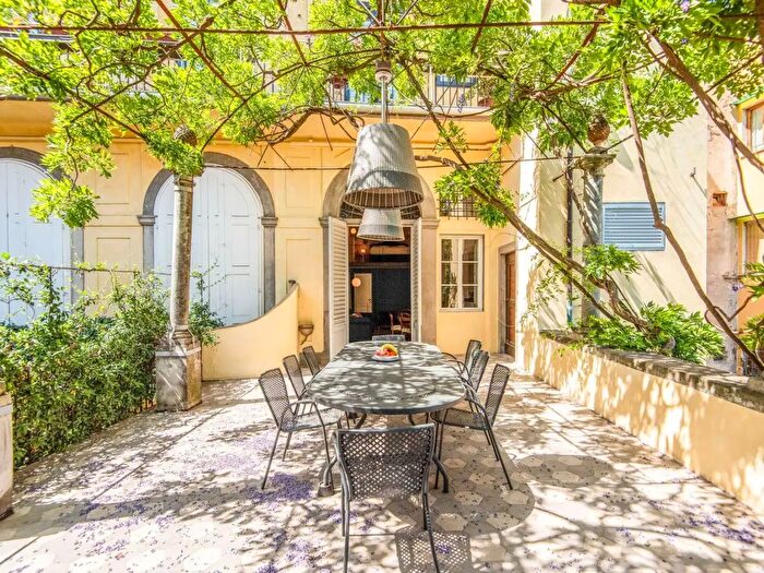 Appartamento con 6 locali in affitto in Firenze