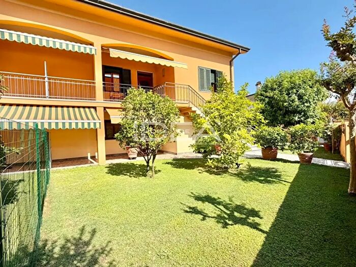 Casa con 8 locali in vendita in Via dei Mammini, Lucca