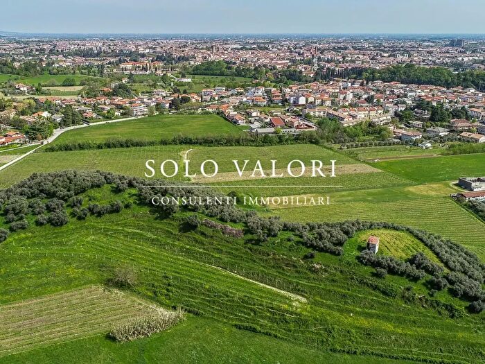 Casa con 7 locali in vendita in Viale Asiago, Bassano Del Grappa