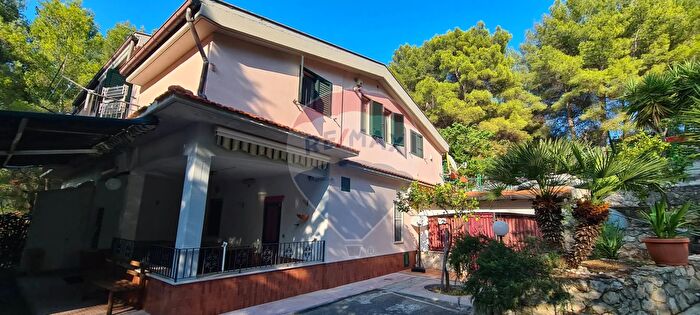 Casa con 8 locali in vendita in Località Piano Piccolo Snc, Vieste