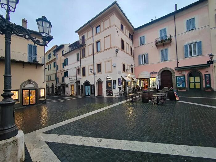 Appartamento quadrilocale in vendita in Corso della Repubblica, Castel Gandolfo