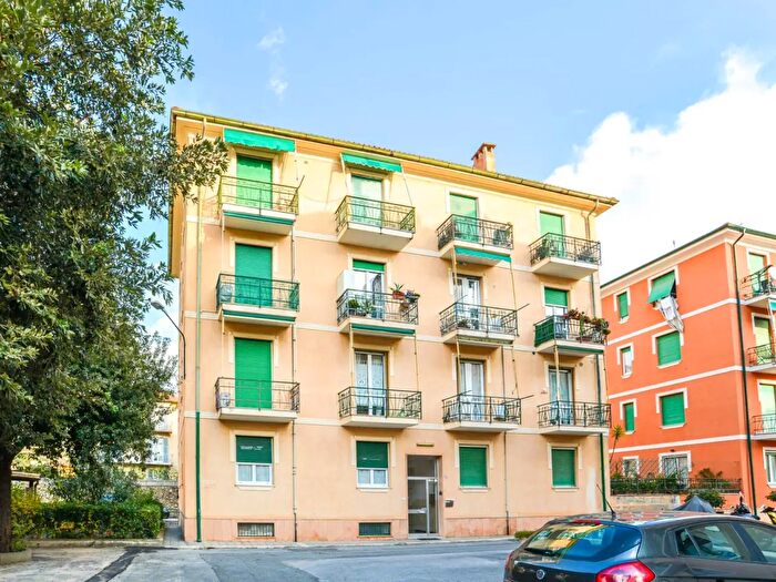 Appartamento trilocale in affitto in Via Calvisio, Finale Ligure