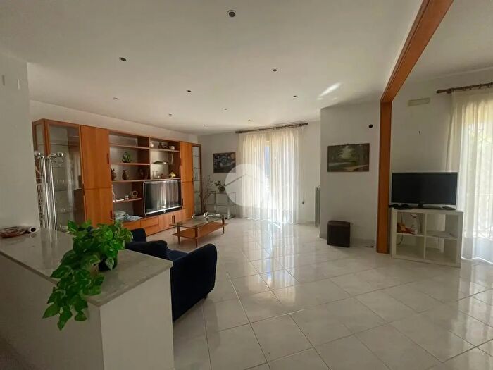 Appartamento trilocale in vendita in Via Villari, Quarto