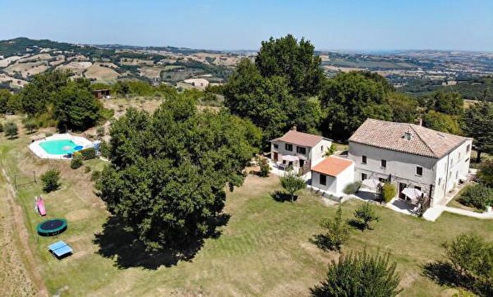 Casa con 6 locali in vendita in Frazione Montesecco, Pergola